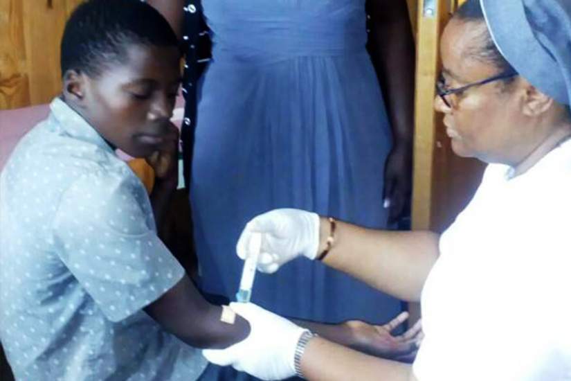 SLDI alumna Sr. Grace Akpan, MMM administers malaria medicine to a patient at the St. Kizito Integrated Health Centre in Lilongwe, Malawi. From January-March 2018, the clinic recorded over 700 confirmed cases of malaria.