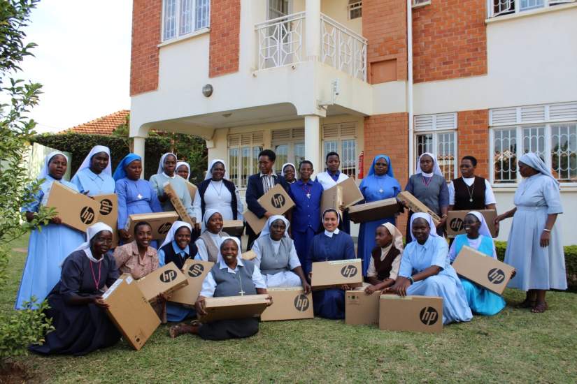 Participants of the SLDI Administration II Workshop in Uganda pose for a group photo after receiving their laptops.