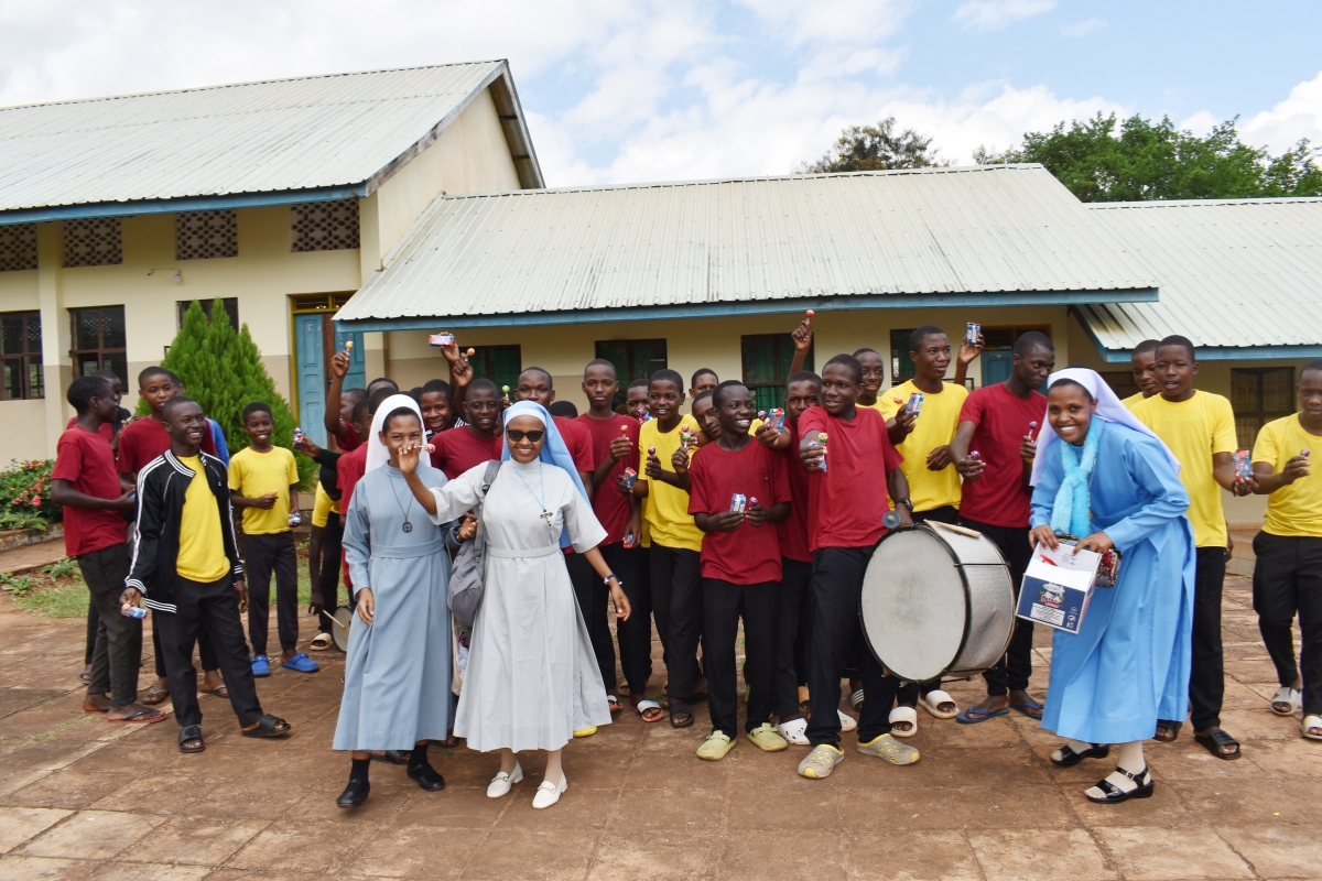 SLDI field trip participants in Tanzania