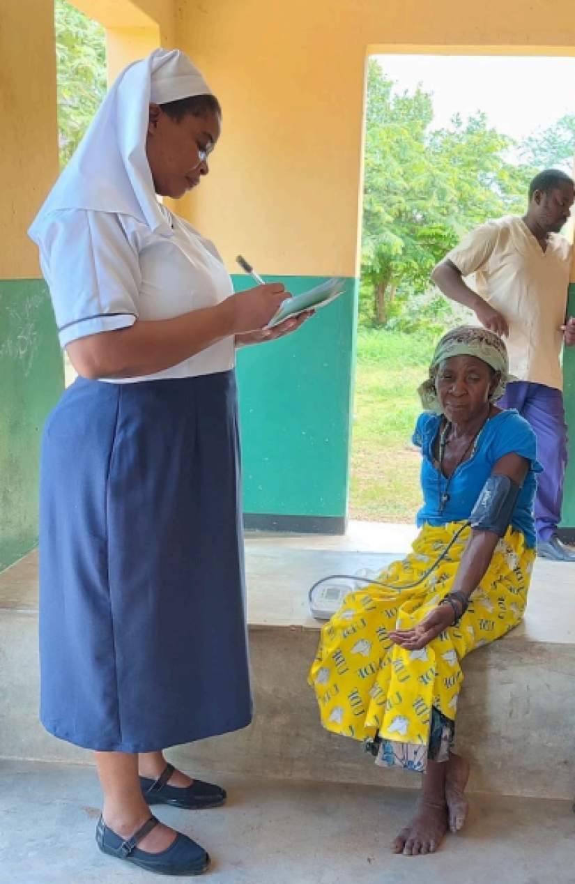 Sr. Maureen evaluating a patient.