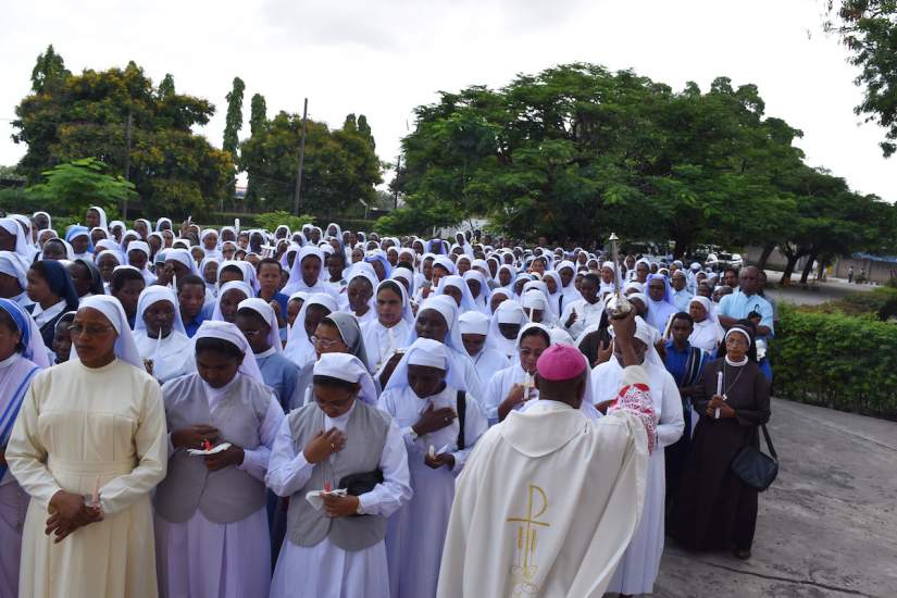 Bishop Eusebius Nzigirwa, the Auxiliary bishop of Archdiocese of Dar es Salaam, blessed the religious before the procession to mass began.