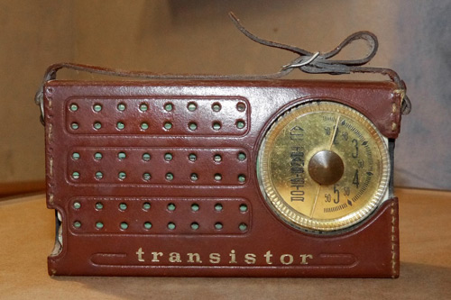 picture of an old transistor radio