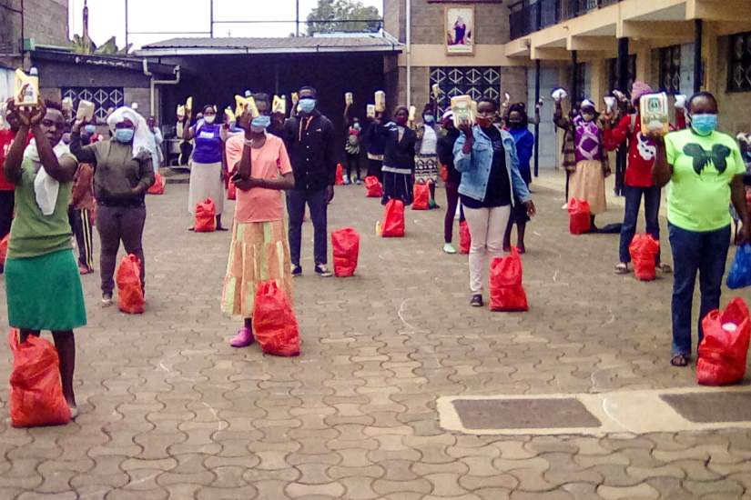 After witnessing the devastating impact of loss of income due and increased hunger to COVID-19 in Kenya, HESA alumna Sr. Caroline Munene raised funds to purchase food for families in surrounding areas. She and her fellow sisters distributed food to the local community.