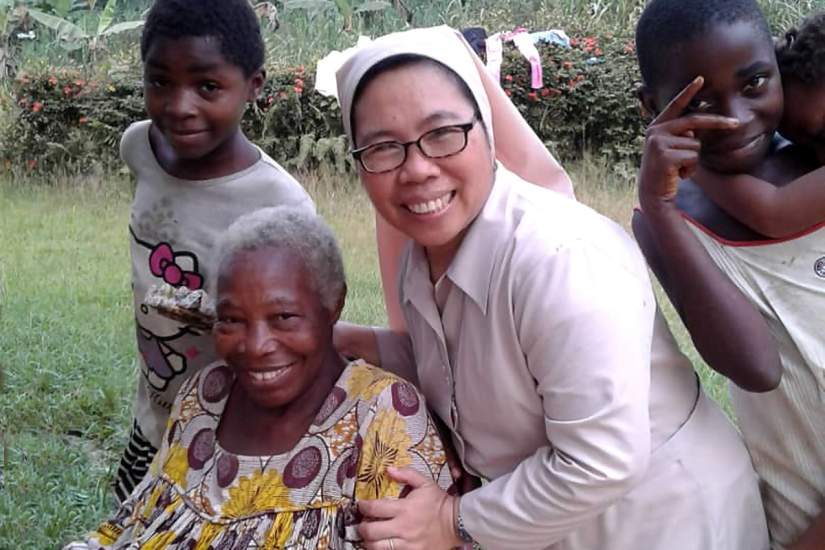 Sr. Marivela Condez, an SLDI alumna in Cameroon, is always looking for ways to care for her community. In the thick of socio-political crisis, she was able to assist internally displaced persons in Kribi by distributing food and other urgent necessities.