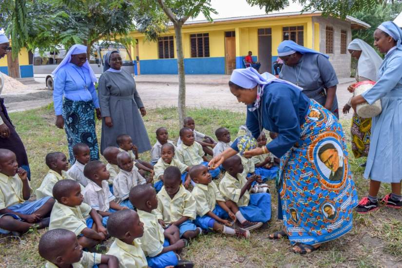 SLDI Administration Track I participants recently attended a field trip to Fukayosi village, a rural area in Tanzania, where two SLDI alumna work as missionaries to serve future generations.