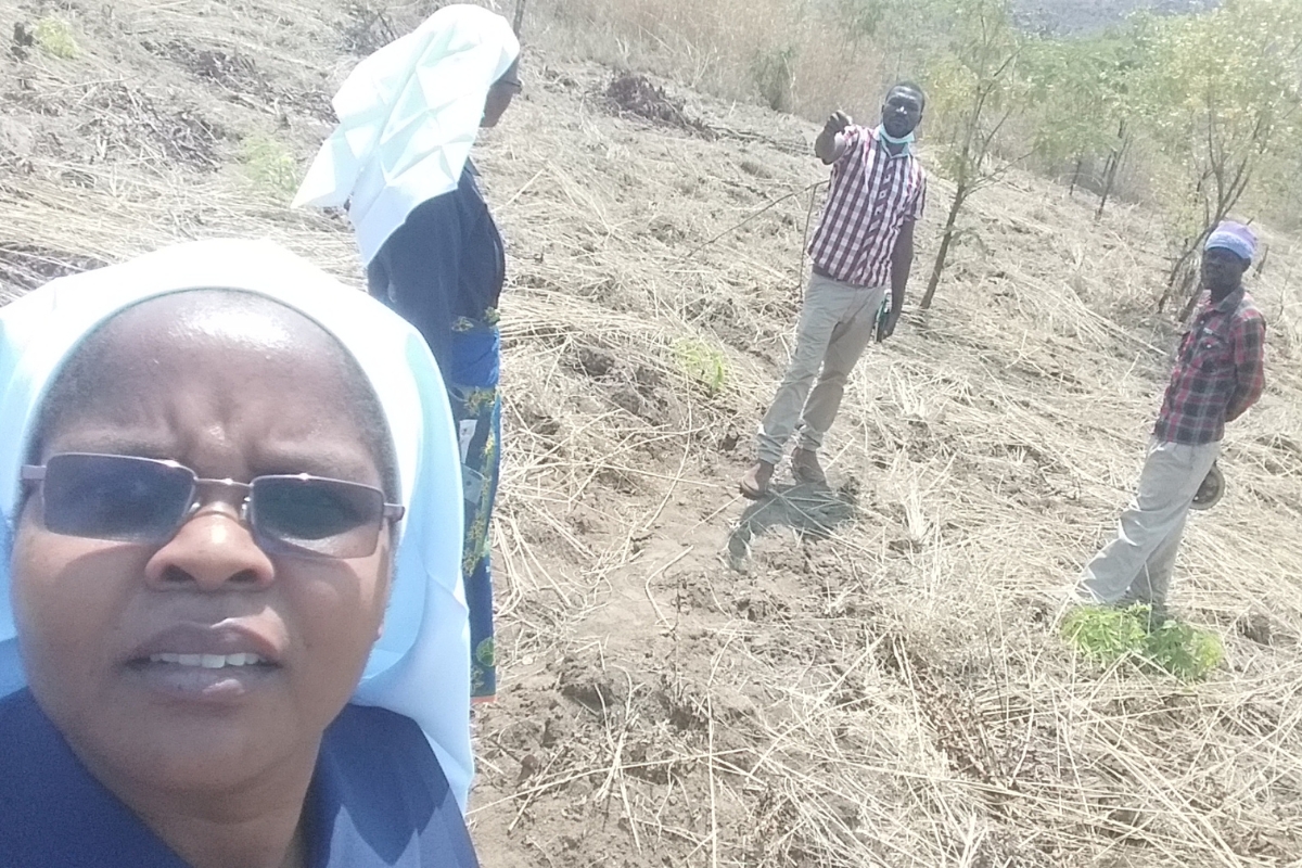 Sr. Stivelia Emily Macloud, SBVM in the Tiyende Limodzi Project gardens.